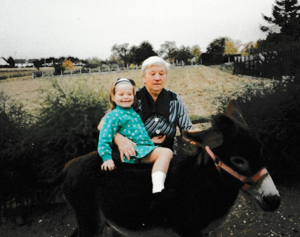 photo perso
Marie-Laure à 5 ans sur le dos de Cadichon et avec sa Mamie